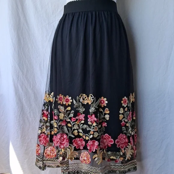 Floral Embroidered Black Skirt M - Picture 11 of 11